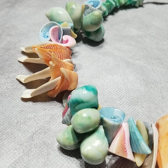 Festive Shell Necklace - Picture 3 of 6